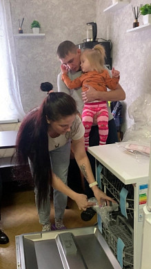 Многодетной маме из Кинешмы подарили посудомоечную машину